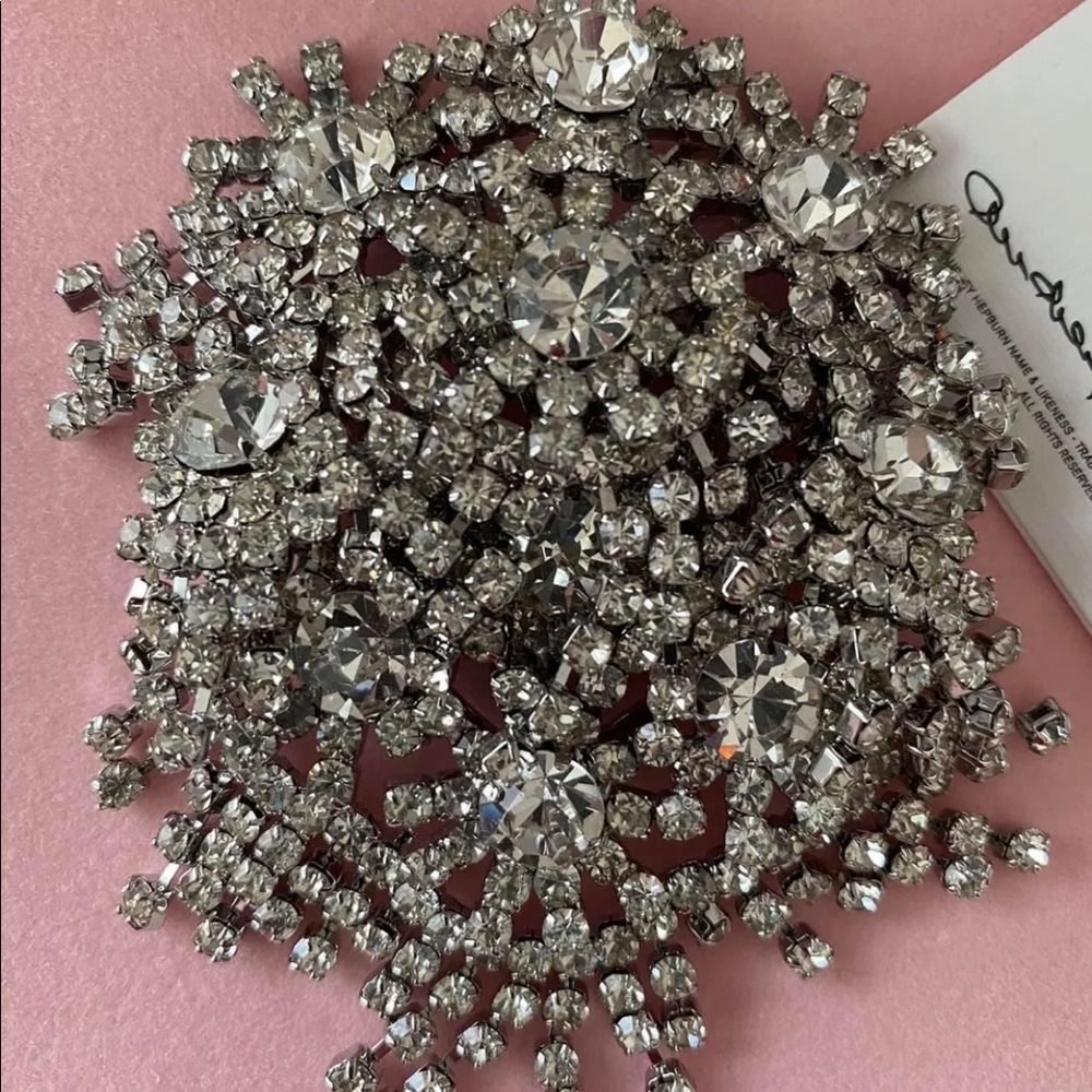 Camrose and Kross Audrey Hepburn brooch - Picture 3 of 4
